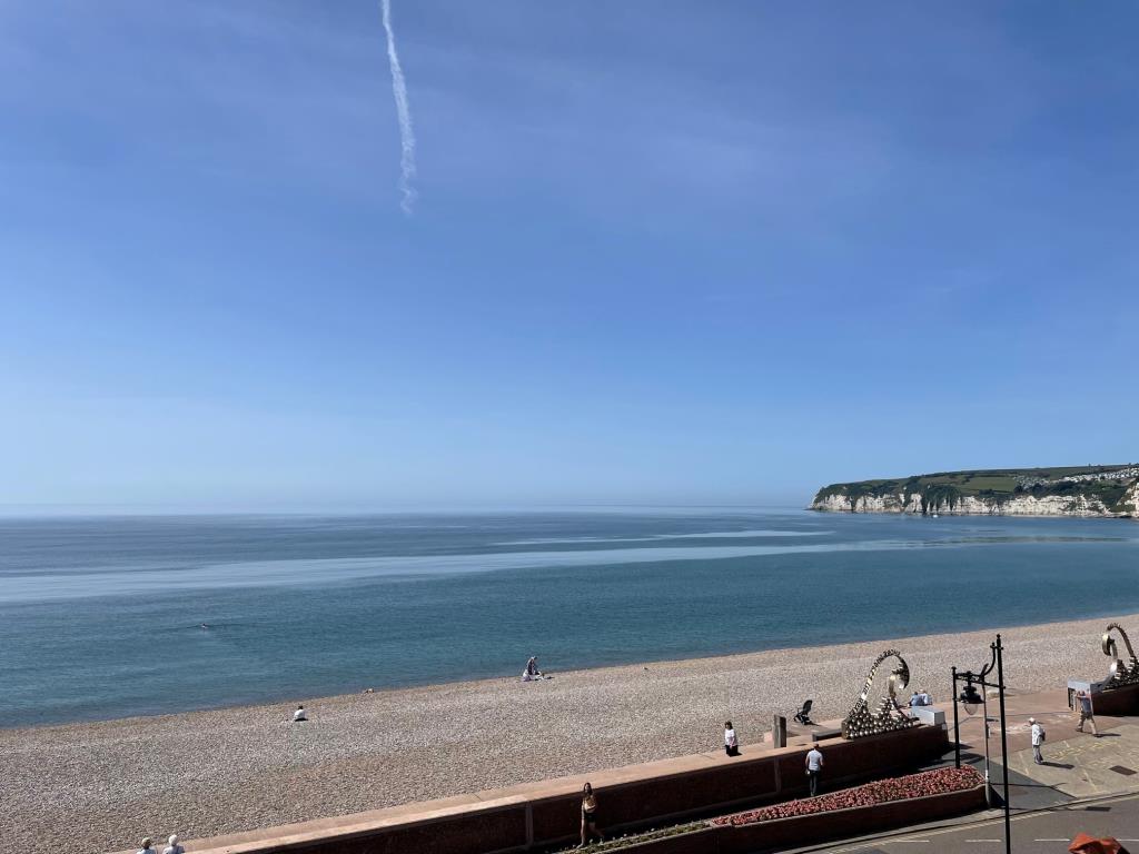 Lot: 84 - SEAFRONT PROPERTY WITH PLANNING FOR REDEVELOPMENT INTO RESTAURANT, BAR AND NINE TWO- BEDROOM APARTMENTS -